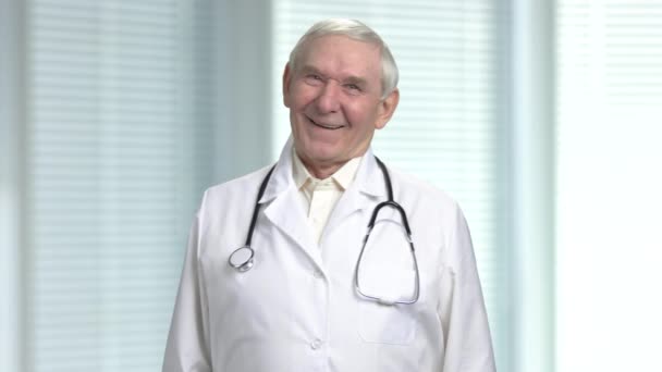 古い男性医師は、あなたのジョークで笑う. - 映像、動画