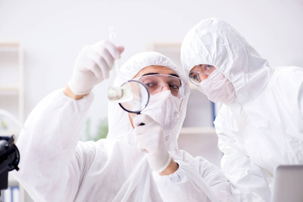 Dva chemici pracující v laboratoři - Fotografie, Obrázek