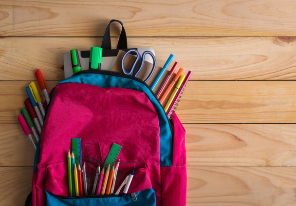 Шкільний рюкзак та шкільне приладдя на дерев'яному столі
. - Фото, зображення