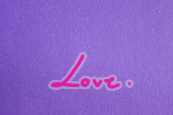 handgeschriebene "Liebe" auf lila Papier, Stil wunderschön einfach - Foto, Bild