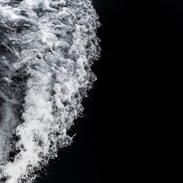 Meereswelle fotografiert von Bord einer Segeljacht. Ansicht von oben. Weicher Fokus - Foto, Bild