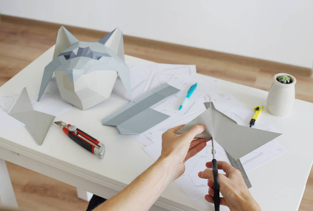 Making paper wolf head. - Fotoğraf, Görsel