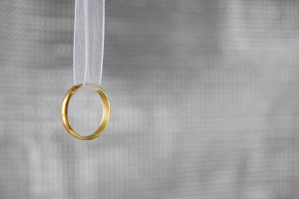 Prsten zlato s mesh bílá stuha má jemné zvlnění. - Fotografie, Obrázek
