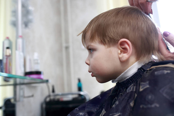 Child in hairdressing salon - Foto, Imagem