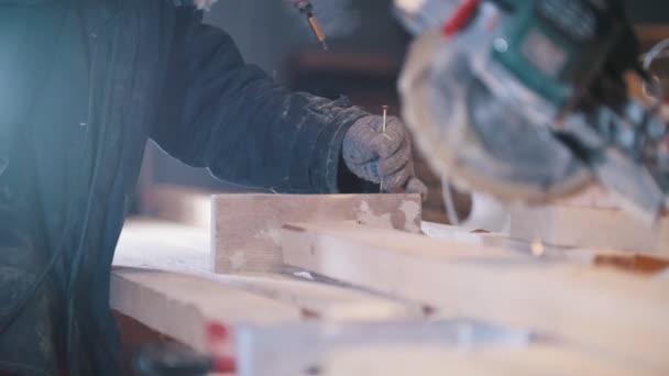Carpintaria trabalhador carpinteiro coloca os parafusos em tábua de madeira
 - Filmagem, Vídeo
