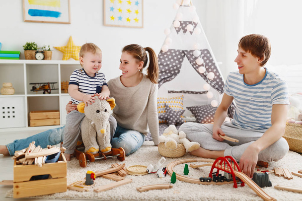 Familienmutter und Sohn spielen gemeinsam im Kinderzimmer - Foto, Bild
