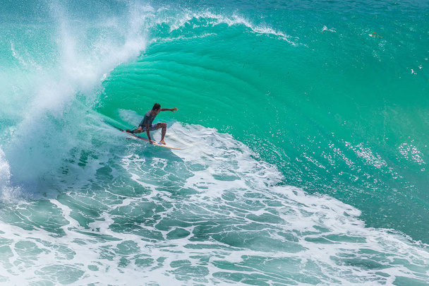Місцеві серфер їзда велика хвиля в Паданг Паданг beach, Балі, Індонезія - Фото, зображення