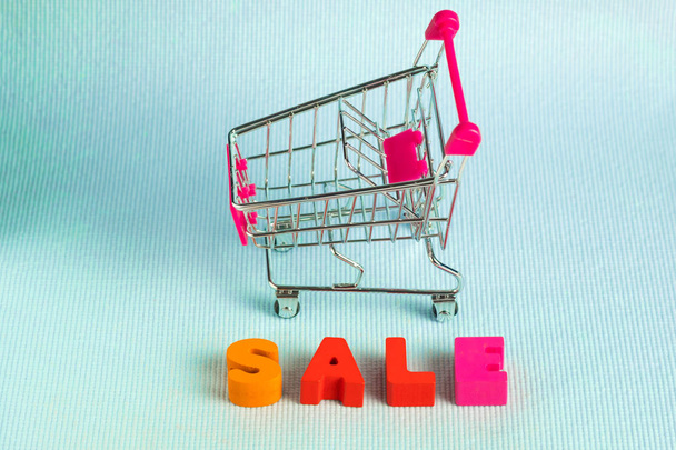 Sale colorful wooden text and shopping cart or supermarket troll - Zdjęcie, obraz