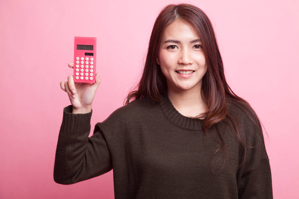 Asian woman smile with calculator. - Fotografie, Obrázek