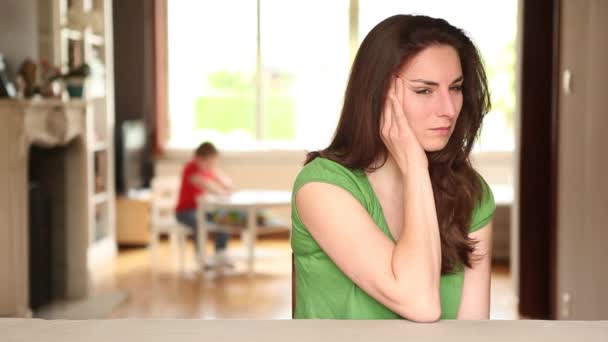 Nuoret naiset kärsivät päänsärky
 - Materiaali, video