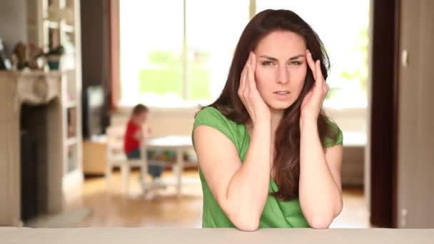 頭痛に苦しんでいる若い女性 - 映像、動画