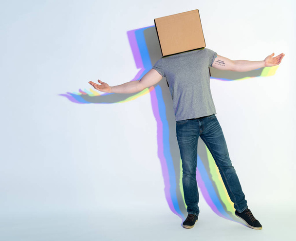 Man with carton on head having fun - Valokuva, kuva