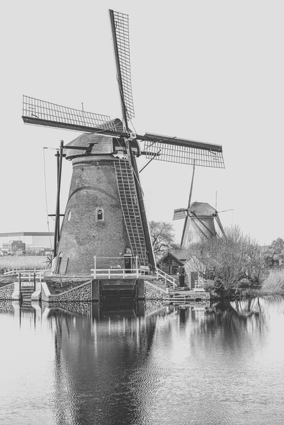 オランダ キンデルダイクの風車 - 写真・画像