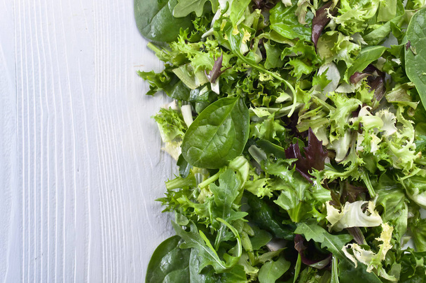 Frisse groene salade met spinazie, rucola en sla  - Foto, afbeelding