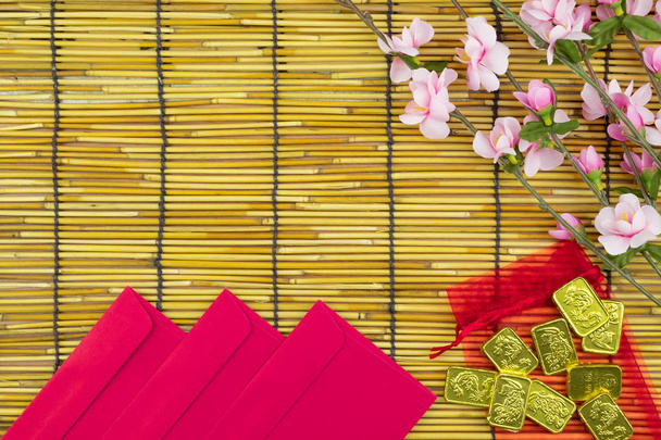 Vacaciones planas de año nuevo chino paquete rojo y de accesorios
 - Foto, Imagen