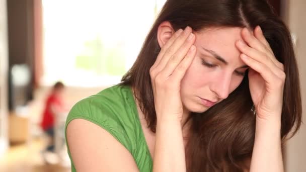 junge Frauen leiden unter Kopfschmerzen - Filmmaterial, Video