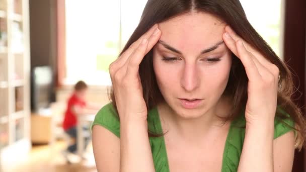 Frauen leiden unter Kopfschmerzen - Filmmaterial, Video