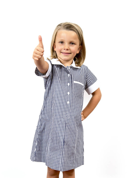 Νέοι όμορφη και ευτυχισμένη παιδί κορίτσι 6 έως 8 ετών ξανθά μαλλιά και μπλε μάτια χαμογελώντας ενθουσιασμένος φορώντας σχολείο ομοιόμορφη απομονώνονται σε λευκό φόντο - Φωτογραφία, εικόνα