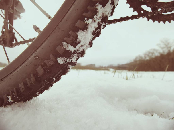 Photo de cheville basse de hweel arrière de mtb dans la dérive des neiges. Photo prise pendant le voyage à vélo d'hiver
 - Photo, image
