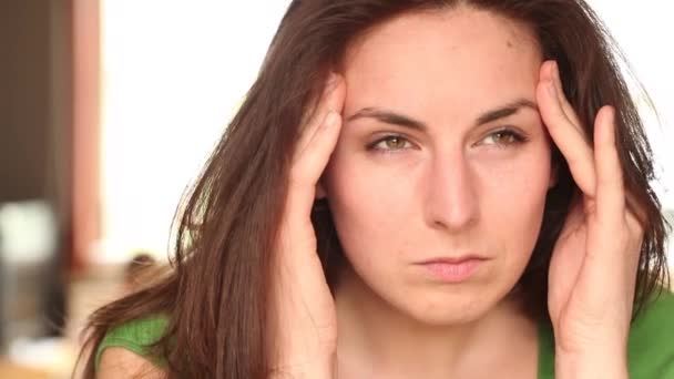 頭痛に苦しんでいる若い女性 - 映像、動画