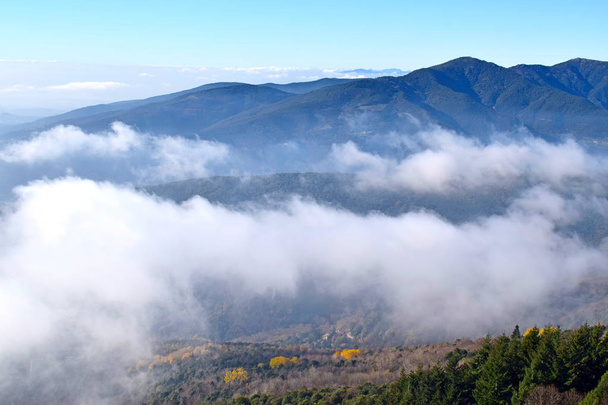 Σύννεφα τοπία στα βουνά του El Montseny στη Βαρκελώνη - Φωτογραφία, εικόνα