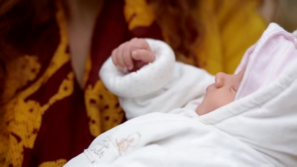 Молодая белая женщина с новорожденным ребенком на руках
 - Кадры, видео
