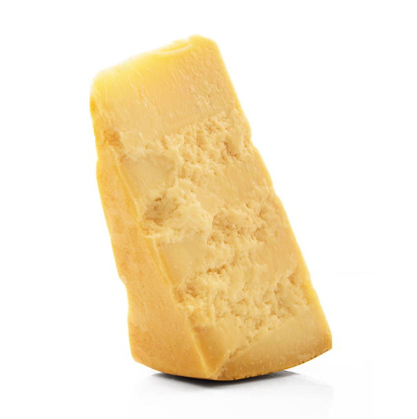 白い背景で元イタリア パルメザン チーズ - 写真・画像