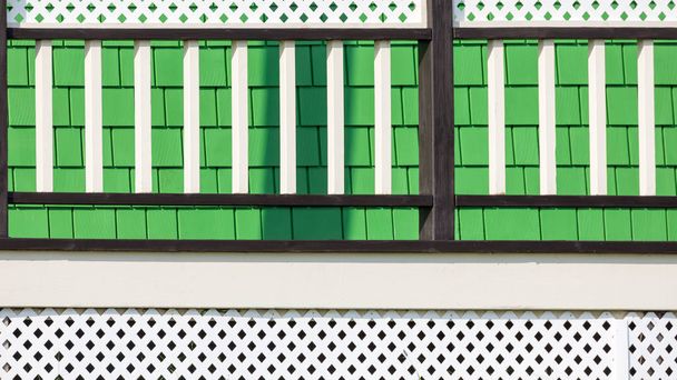 detail z tradiční dřevěný Malovaný dům s zelené šindele a bílé dřevěné zábradlí, Magdaleniny ostrovy, Kanada  - Fotografie, Obrázek