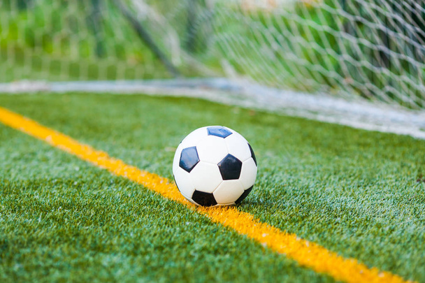 Pelota de fútbol sobre césped artificial
 - Foto, imagen