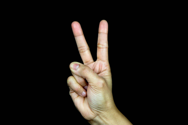 Ręka Wyświetlono znak zwycięstwa na czarnym tle - Zdjęcie, obraz
