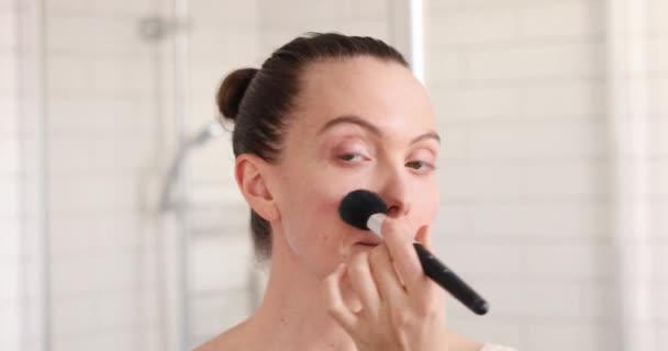 Frau trägt Kosmetik mit einem großen Pinsel auf - Filmmaterial, Video