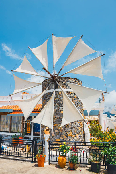 Moinhos de vento de estilo antigo no Planalto Lasithi. Creta, Grécia
 - Foto, Imagem