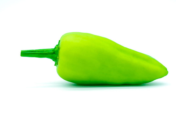 groene chilipeper geïsoleerd op een witte achtergrond. Closeup . - Foto, afbeelding