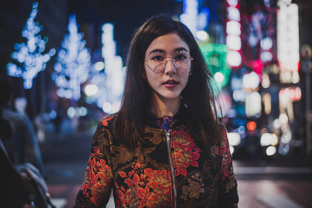 Hermosa asiática japonesa chica calle retratos
 - Foto, Imagen