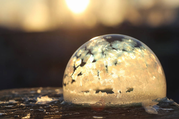 Las burbujas de jabón se congelan en el frío. Invierno agua jabonosa se congela en t - Foto, imagen