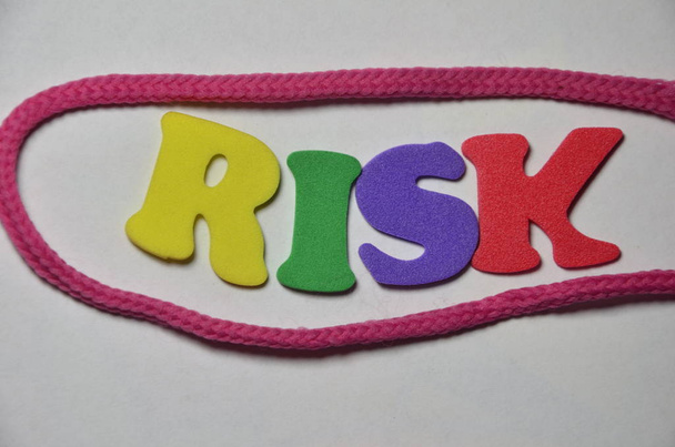 Word kockázata egy absztrakt színes háttérrel - Fotó, kép