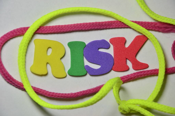 Word kockázata egy absztrakt színes háttérrel - Fotó, kép