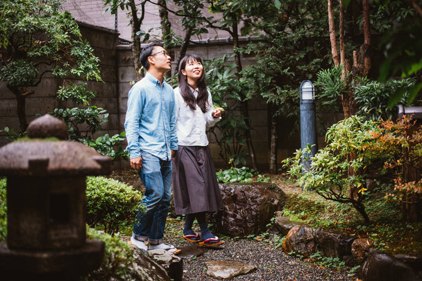Tölteni az időt a házukban, a japán fiatal pár - Fotó, kép
