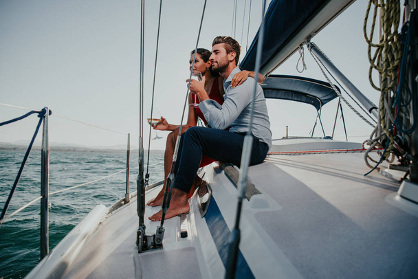 happy couple taking a romantic cruise on the sail boat - Fotoğraf, Görsel