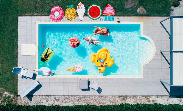 grupo de amigos se divertindo na piscina  - Foto, Imagem