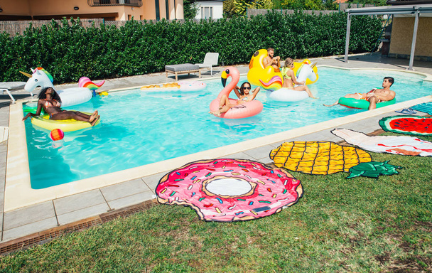 grupo de amigos divirtiéndose en la piscina  - Foto, imagen