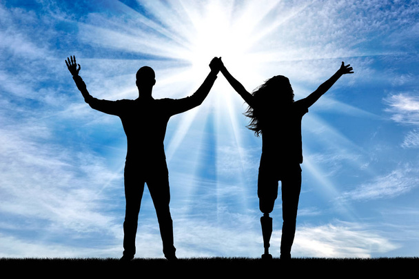 Gelukkig man en vrouw hand in hand met kunstmatige ledematen handen en benen - Foto, afbeelding