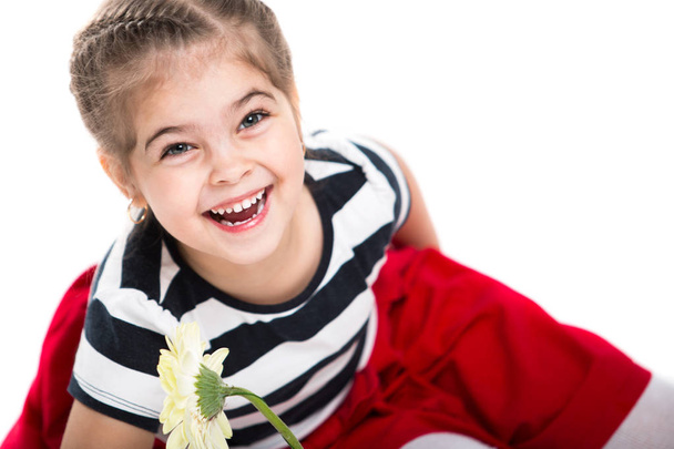 Портрет красивої маленької веселої дівчинки на білому тлі. Дитина сміється
 - Фото, зображення