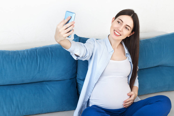 pregnant woman taking selfie - Zdjęcie, obraz