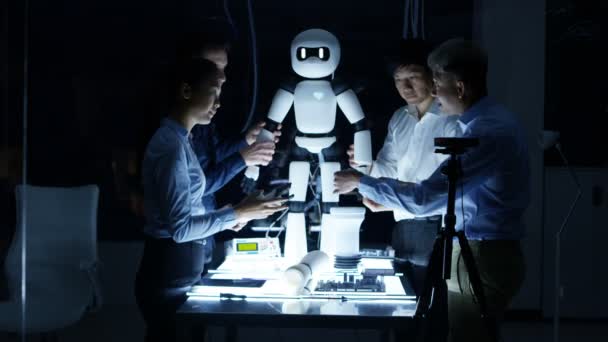 Ingenieros de electrónica 4K colaboran en el diseño del robot en laboratorio oscuro
 - Metraje, vídeo