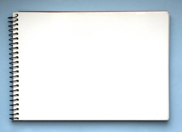 Aperto notebook bianco su sfondo blu
 - Foto, immagini