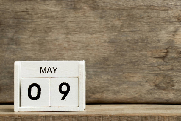 Weißer Blockkalender präsentiert Datum 9 und Monat Mai auf Holz-Hintergrund - Foto, Bild