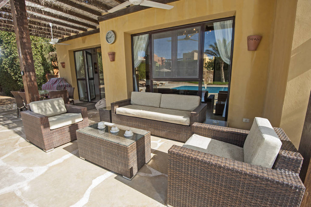 Patio ruimte met sofa en tafel op een luxe tropische vakantie vill - Foto, afbeelding