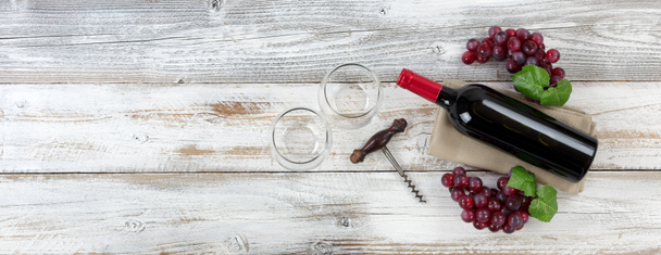 Vorbereitung auf Rotwein auf verwittertem Tisch  - Foto, Bild
