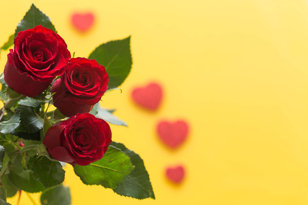 alkalmi gyönyörű piros rózsák, dekoratív szívvel és egy hely ajánlások vagy kívánság - Fotó, kép